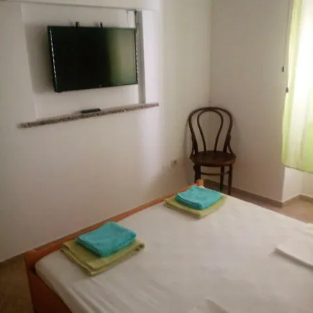 Summertime Apartment Kali